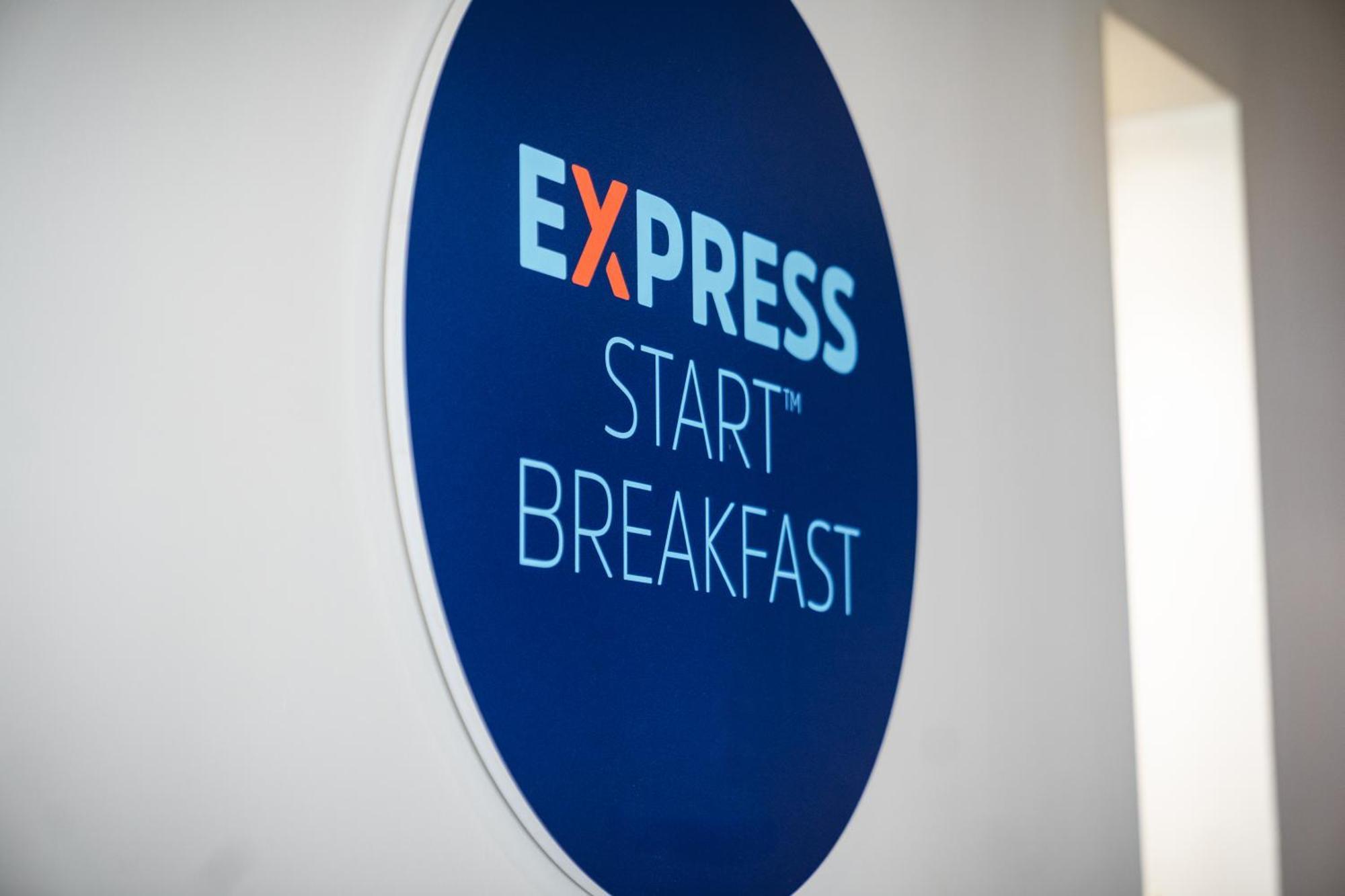 Holiday Inn Express Cambridge Duxford M11 Jct 10 By Ihg Eksteriør billede
