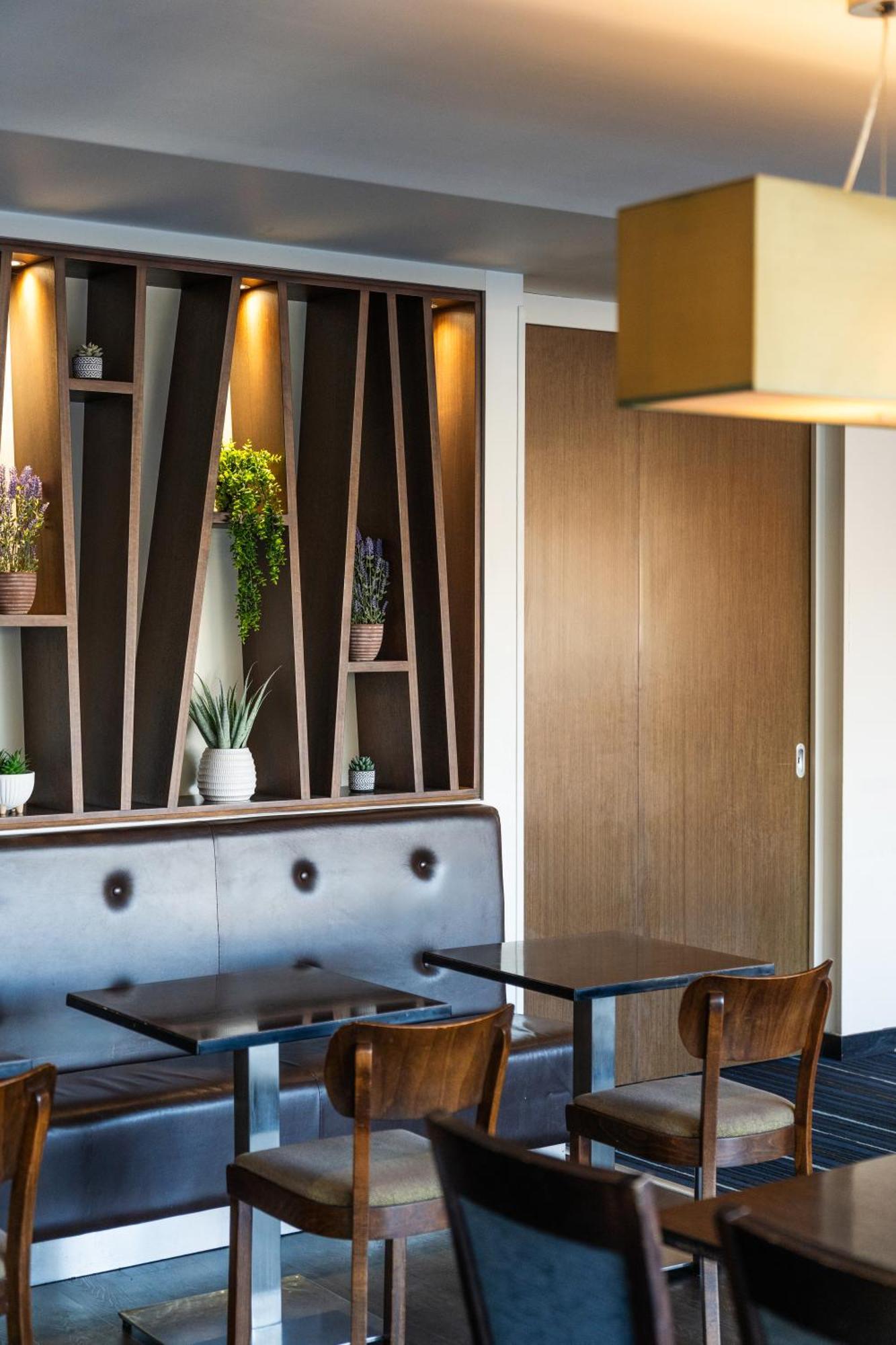 Holiday Inn Express Cambridge Duxford M11 Jct 10 By Ihg Eksteriør billede